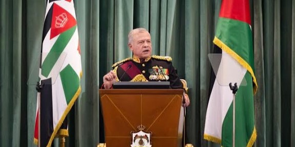  رئيس جامعة الحسين بن طلال يوجه بتضمين خطاب العرش مفاهيم مادة التربية الوطنية.